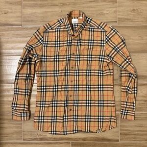 Burberry Regular Fit
Vintage Check Cotton Shirt in Archive Beige
